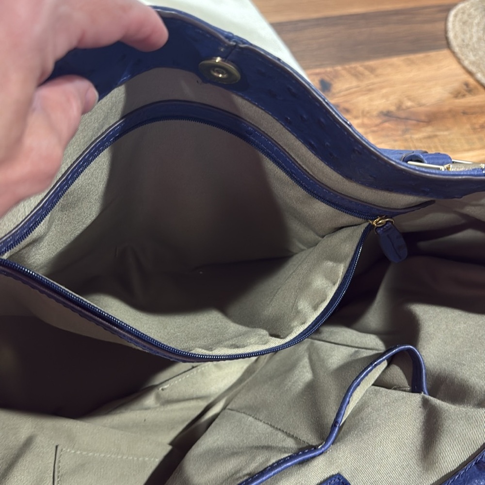 G.I.L.I. Blue Leather Shoulder Bag with Adjustable Strap/Gold Hardware - Picture 4 of 9